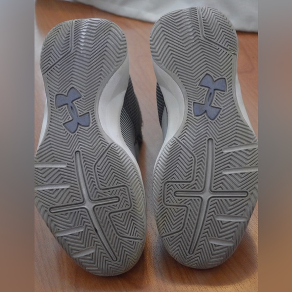 UNDERARMOUR GIRLS BASKETBALL SHOES/SNEAKERS - Picture 5 of 7